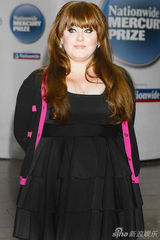 组图：阿黛尔冷艳登时尚杂志 经典黑色礼服盘点