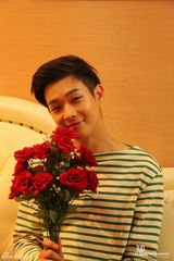 组图：秀智赵权等JYP家族迎成人节捧花祝福