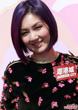 组图：杨千嬅亮相贺岁活动 桃花服饰优雅喜庆