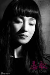 组图：《恋歌》发黑白海报 张若昀神情黯然