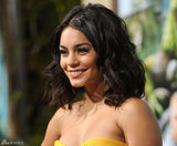 组图：瓦妮莎-哈金斯亮相《地心历险记2》首映