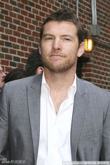 高清图：沃辛顿亮相脱口秀 签名合影有求必应 