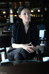 组图：冷美人侯璎珏职场通勤装简洁干练