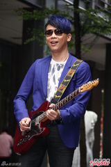 组图：陶喆蓝发义挺金曲奖 澄清炮轰评审口水战