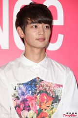 组图：SHINee自曝爱玩网游 成员模仿女生跳舞