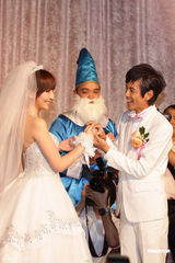 组图：“浩角翔起”组合大婚 否认怀孕传闻锤肚子