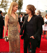 组图：妮可基德曼金色礼服华美 牵手老公秀恩爱