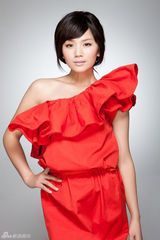 组图：曹曦文香肩红妆魅惑抢镜 柔美当道范儿足