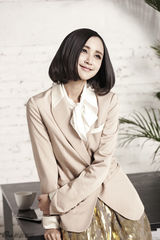 组图：张歆艺变身清新OL 红裙尽显S曲线