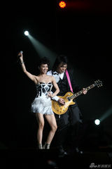 伍佰个唱工体变火星 孙燕姿蔡依林性感助阵(图)