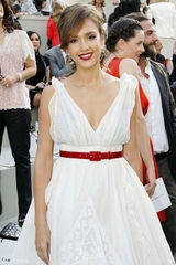 幻灯图集：杰西卡-阿尔芭白裙秀女人味 和伊万同台