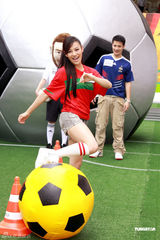 幻灯图：江若琳变身足球宝贝 否认与陈键锋交往