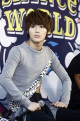 组图：韩国组合SHINee个唱记者会