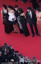 高清组图：《女人之源》首映 吕克-贝松吻娇妻抢镜