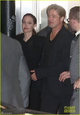 组图：皮特为茱莉庆生共进餐 全黑打扮恩爱牵手