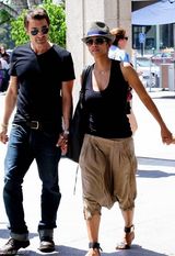 组图：哈利-贝瑞牵手未婚夫 全家其乐融融