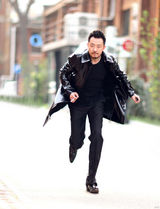 组图：黄海波写真化身英伦绅士 彰显硬朗男人魅力