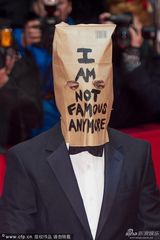 组图：拉斯冯提尔抗议戛纳 拉博夫套纸袋走红毯