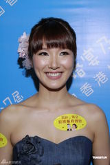 组图：李亚男婚纱展性感秀长腿美背