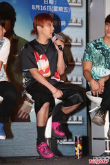 组图：美男乐团FTIsland亮相 与粉丝亲昵击掌