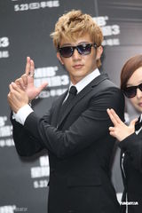 组图：大嘴巴化身MIB探员 爱纱放空被指外星人