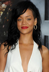 组图：蕾哈娜亮相电影首映礼 开胸露背性感十足