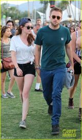 组图：暮光情侣现身音乐节 斯图尔特热裤秀美腿