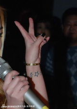 幻灯图：“宝马女”倪睿思助阵酒吧开业 造型惹眼