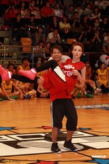 组图：群星红衣出席篮球赛 容祖儿李克勤又背又抱