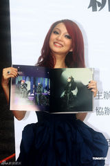 组图：张韶涵化身潘多拉公主 被俩半裸猛男抬起