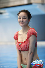 组图：《中国星跳跃》美女齐跳水泳池争艳
