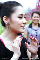 幻灯图集：阿娇亮相南宁桃花节 赏花盼走桃花运