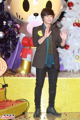 高清组图：金桢勋香港会粉丝 亲密拥抱送飞吻