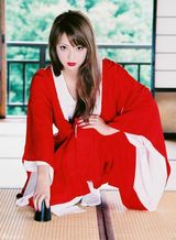 组图：佐佐木希玩变装秀 穿旗袍抱熊猫