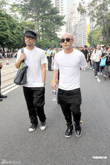 组图：BigFour参加香港大游行 悼念人质事件遇害者