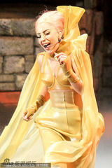 组图：Gaga温哥华半躺热舞露底 撑破皮裤秀臀部