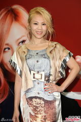 组图：蔡健雅出书自嘲厚脸皮 青峰上门讨甜点