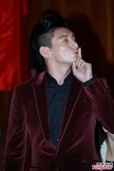 组图：吴奇隆卖萌照集锦 吐舌嘟嘴孩子气十足