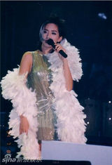 策划：回顾梅艳芳经典舞台 百变造型成传奇