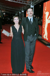 幻灯图：《亨利四世》首映 主创出席举酒杯庆祝