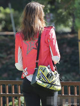 组图：杰西卡阿尔芭公园散步 街边俯身美胸走光