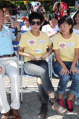 组图：吴君如出席慈善活动 称已安慰脚伤古天乐