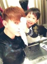 组图：最帅潮爸萌娃走红 潮萌不输林志颖父子