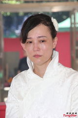 组图：刘家良遗体火化 翁静晶灵前掩脸痛哭