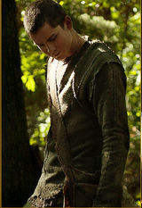 组图：《诺亚》曝剧照 罗素-克劳一家人亮相