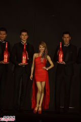 组图：蔡依林超短红裙秀美腿