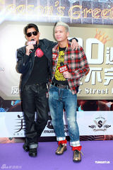 组图：郭富城平安夜街头跳舞 明年开唱不惧三天王
