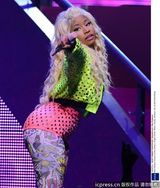 组图：麻辣鸡个唱粉丝强行上台 与保镖激烈扭打