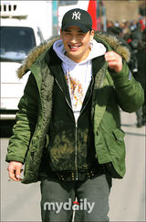 组图：韩国演员刘建放弃美国永久居住权参军