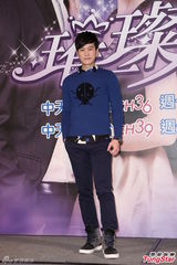 组图：何润东带头“卖肉” 半裸照拼收视率奏效